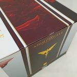 外箱を斜め上から写したもの。帯の部分にエンブレム
