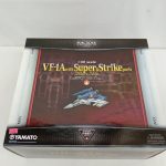 外箱の正面。『MACROSS』『1/60 scale VF-1A with Super & Strike parts』の文字とやまとのロゴ