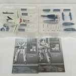 トレイに収まった機体とパーツ類、2冊の説明書
