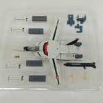 トレイに収まったファイター形態の機体と付属パーツ