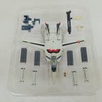 トレイに収まった機体を上から見た様子。ミサイルなどのパーツ