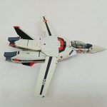 機体を斜めから見た様子。尾翼とU.N.SPACYの文字