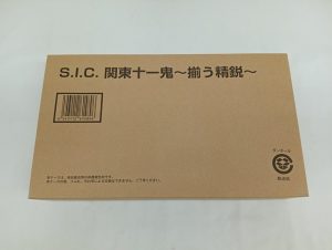 輸送箱の上面。『S.I.C. 関東十一鬼～揃う精鋭～』の文字とバーコード