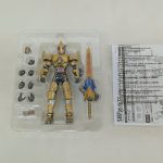 トレイに収まったブレイド キングフォームのフィギュアと剣、交換用の手首、説明書