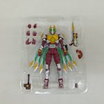 ブリスターに収まった翼付きのフィギュアと手首パーツ、武器