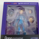 外箱の窓から見えるサムス・アランのフィギュアと差し替え用の顔パーツ