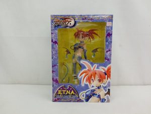 外箱の正面。『魔界戦記ディスガイア』のロゴと『ETNA』の文字、窓越しのフィギュア