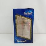 外箱の反対側の側面。窓と『Velvet』の文字