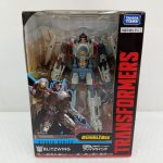外箱の正面。『TRANSFORMERS』『STUDIO SERIES』『BLITZWING』の文字と窓越しのロボット