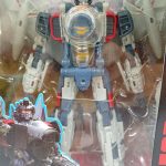 窓越しのブリッツウイングのロボットの拡大