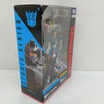 外箱の側面を斜めから。ディセプティコンのマークと『STUDIO SERIES』の文字