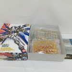 外箱を開けた様子。袋に入ったクリア成形のランナーと説明書