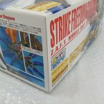 外箱の角の拡大。『STRIKE FREEDOM GUNDAM』のロゴ