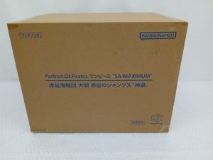 輸送箱の側面。『Portrait.Of.Pirates ワンピース SA-MAXIMUM 赤髪海賊団 大頭 赤髪のシャンクス 神避』の印字