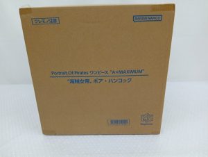 輸送箱の正面。『Portrait.Of.Pirates ワンピース A×MAXIMUM 海賊女帝 ボア・ハンコック』の印字とバーコード