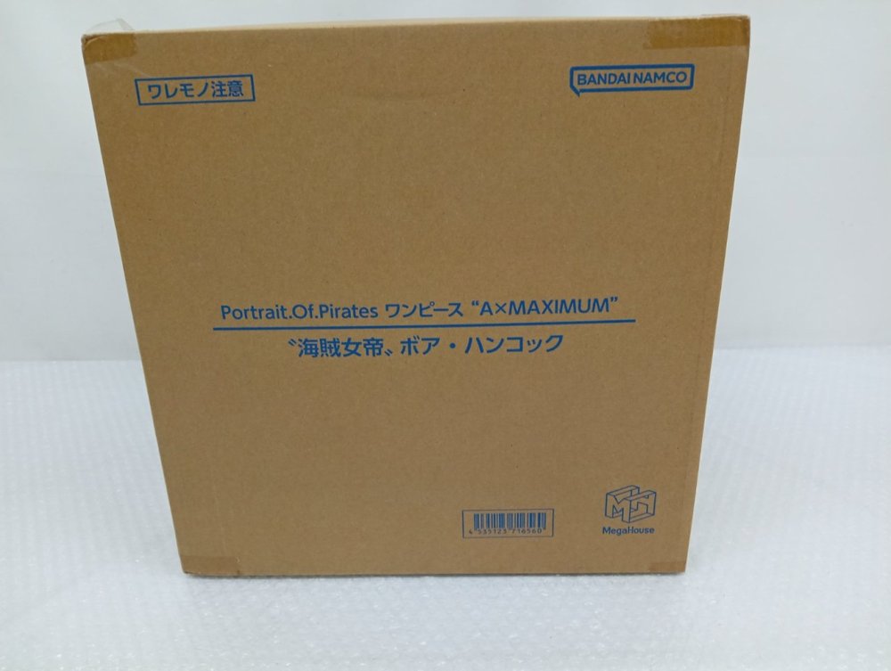 輸送箱の正面。『Portrait.Of.Pirates ワンピース A×MAXIMUM 海賊女帝 ボア・ハンコック』の印字とバーコード
