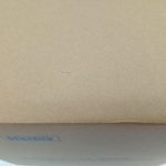 輸送箱の上面の拡大。小さな破れ